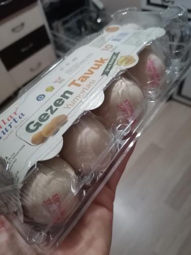 Dışında: Gezen Tavuk Yumurtası
İçindeki yumurtaların kodu: 3

3 kodu kafes yumurtası anlamına geldiğine göre ambalajlama tüketicileri yanıltıyor.

Bunu bilmeden yaptıysanız durum kötü. Bilerek yaptıysanız çok daha kötü <a href="/A101iletisim/">A101İletişim</a>