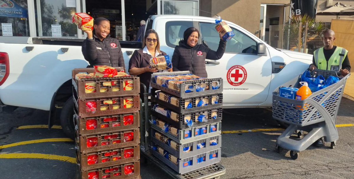 RedcrossSa's tweet image. SARCS is on the ground conducting assessments and monitoring the extreme weather event in Indaba Durban. To address immediate needs, SARCS is providing hotmeals to evacuation centres with the assistance of @PicknPay.