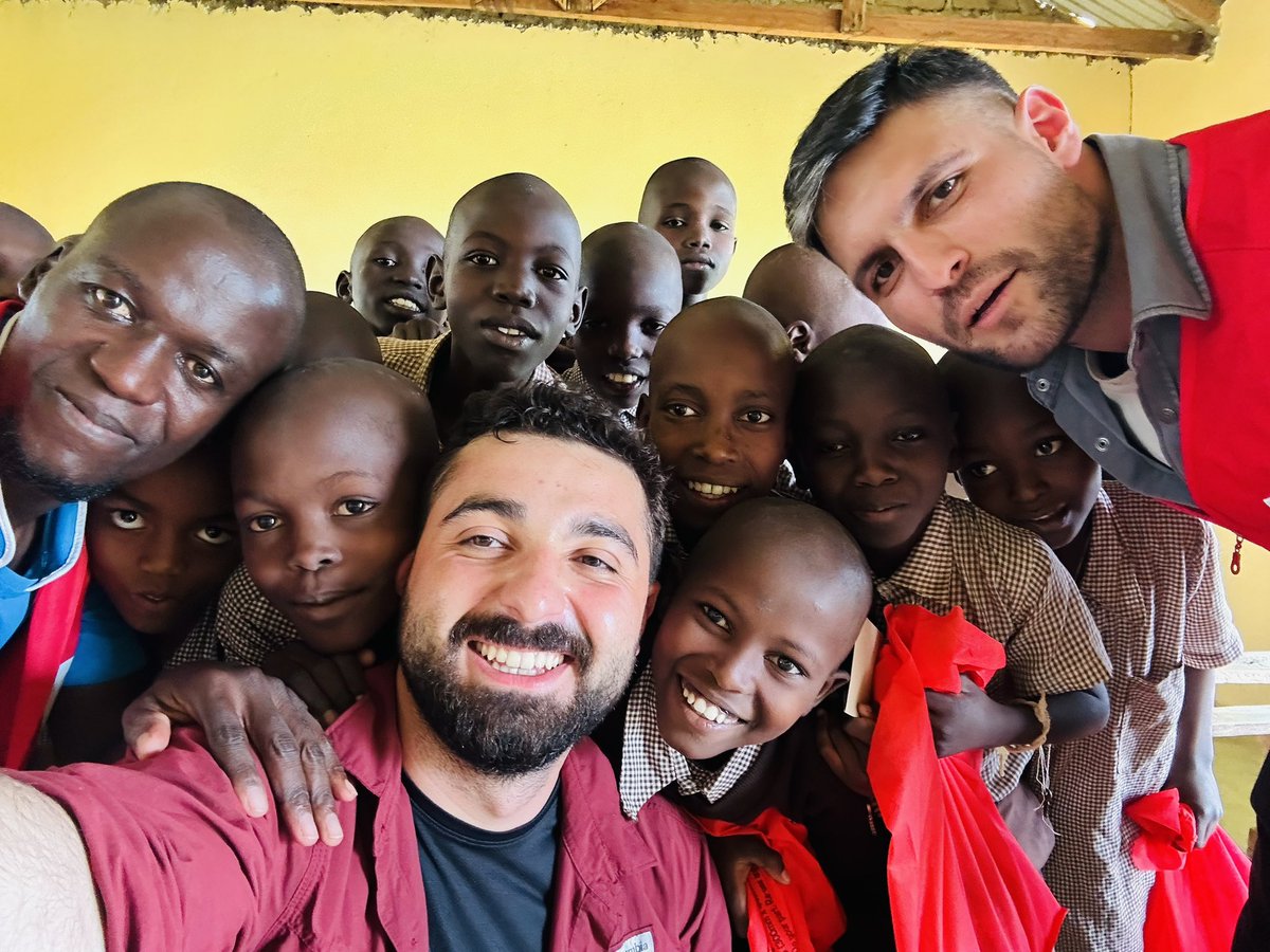 Müslümanın bayramı, yetimin yüzündeki gülümsemedir.

Bayramınız bayram ola.

📍Mumias Yetimhanesi, Kenya