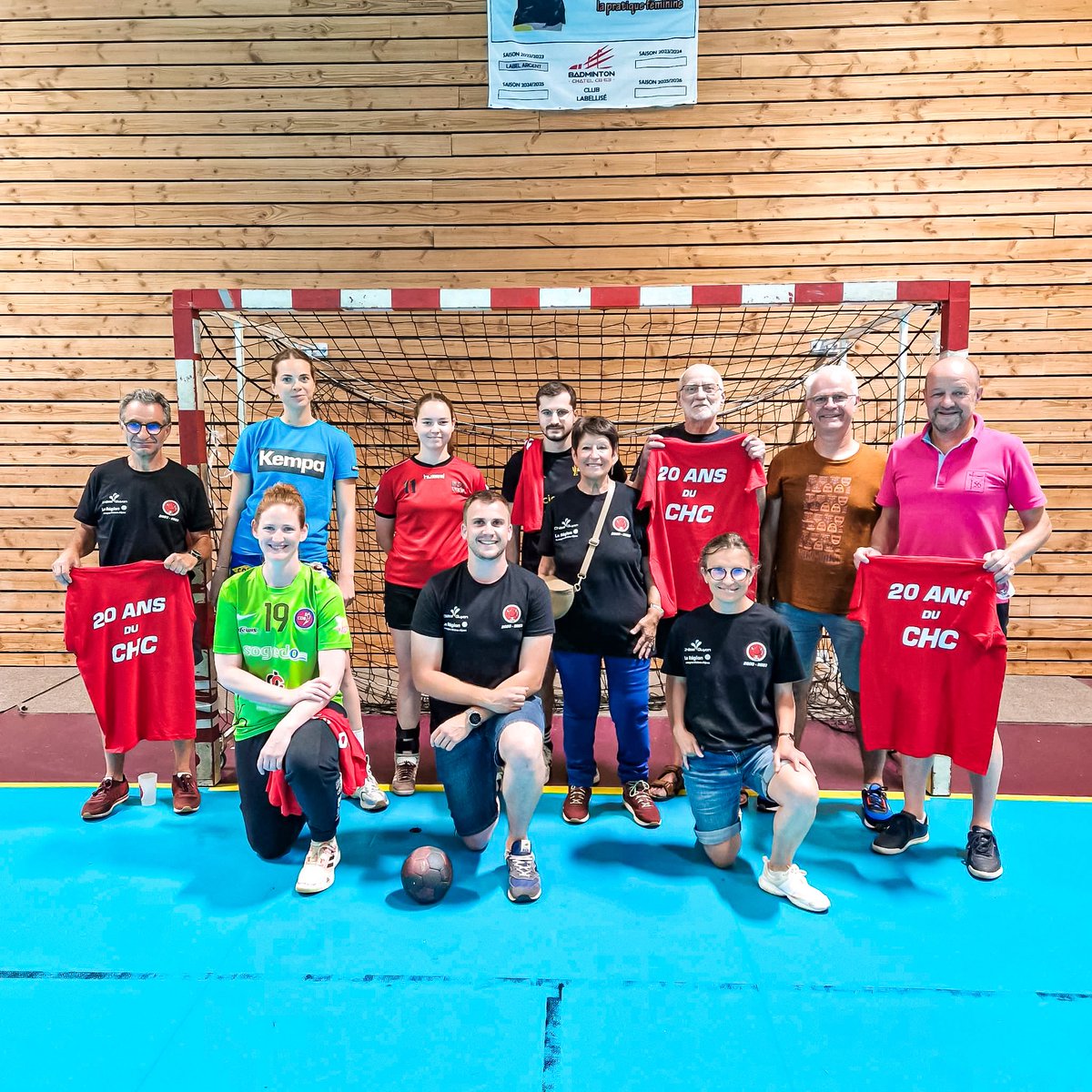 Chatel_Guyon's tweet photo. Samedi 24 juin, plus de 200 personnes se sont réunies pour fêter les 20 ans du Châtel Handball Club !🥳 
Au programme : exposition de photos et d'articles de presse, diaporama, tombola, photobooth, buvette, nombreux jeux pour parents et enfants... 🥅 https://t.co/h5WAx9Qk4v