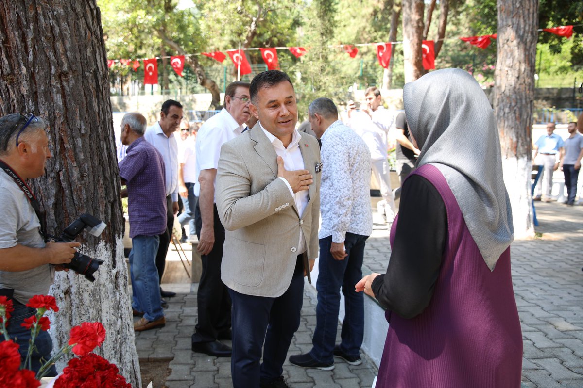 AdemMuratYucel's tweet photo. Kaymakamımız Sayın Fatih Ürkmezer ve protokol üyelerimiz ile Garnizon Şehitliği’nde aziz şehitlerimizin kabirlerini ziyaret ettik. 

Duamızın ardından mezarlarına karanfil bıraktığımız şehitlerimize yüce Rabbim, gani gani rahmet eylesin… https://t.co/LZUBlUGV0A