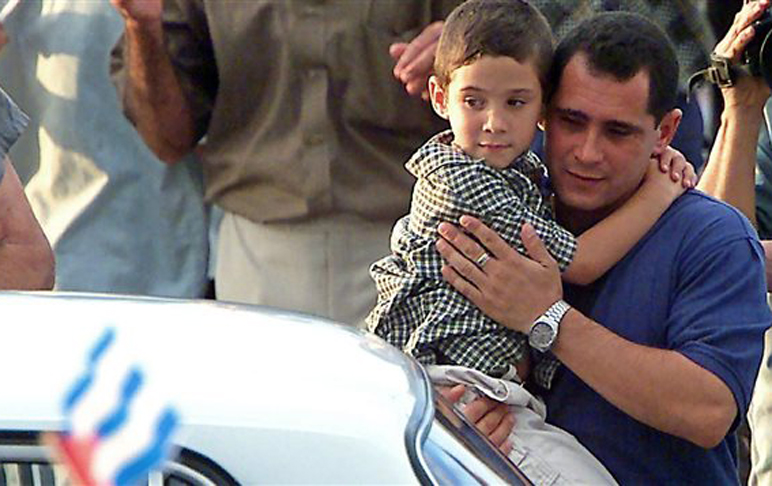 Un día como hoy 2000: Regresa Elián González al seno de su familia. #SanctiSpíritusEnMarcha #CubaPorLaVida <a href="/MEspirituana/">@MariposaEspirituana</a> #ConLaFuerzaDelPueblo #SanctiSpíritusEnMarcha #CubaPorLaVida <a href="/ss_ucm/">Universidad de Ciencias Médicas Sancti Spíritus</a>