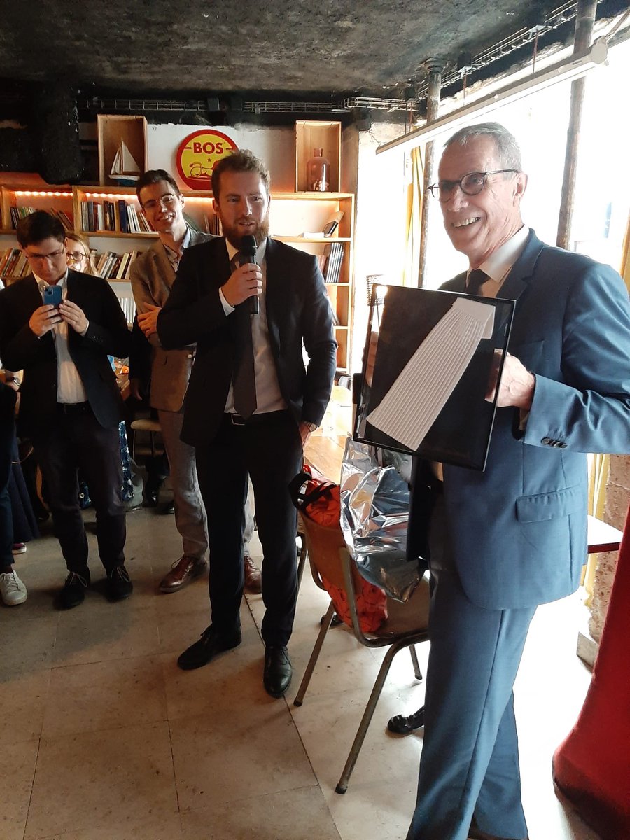 Un grand merci à l’<a href="/ajmagistrats/">AJM</a> pour avoir organisé ce pot de départ. Très touché de cette attention qui fut l’occasion d’échanges très agréables avec les jeunes collègues.