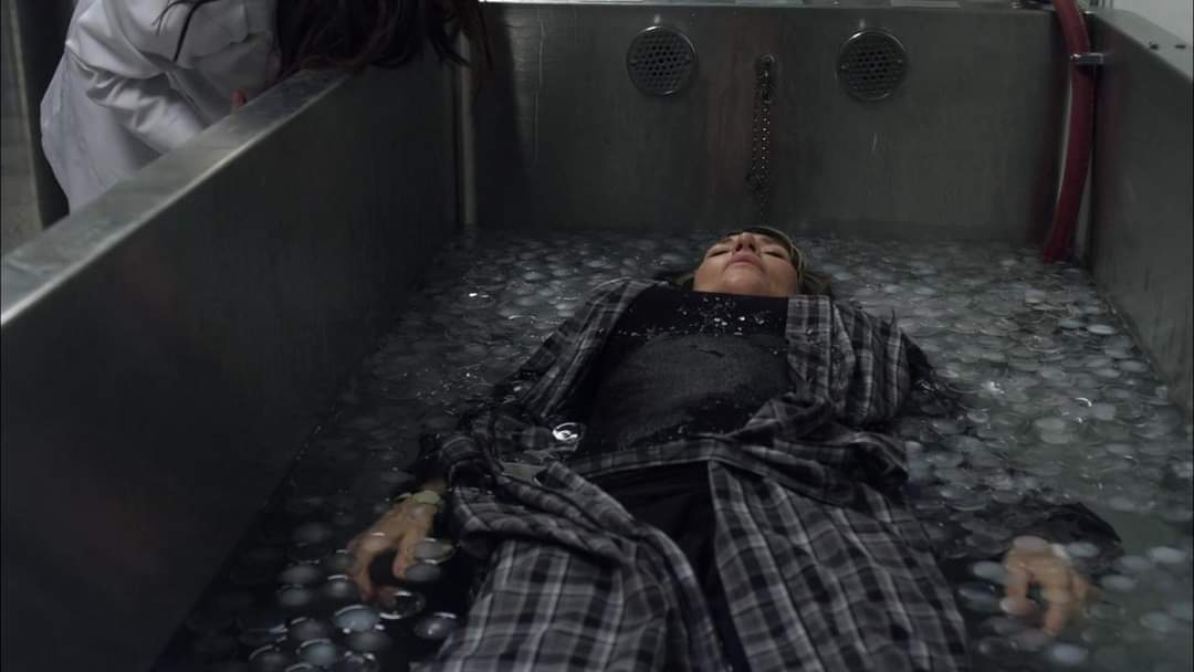 Was @KateySagal really in an ice bath in this episode? (s3-e07....Widening Gyre) I think it looked pretty convincing when she sat up after being told it was safe but that could just be great acting. Does anyone know? #SOA #KateySagal #Gemma