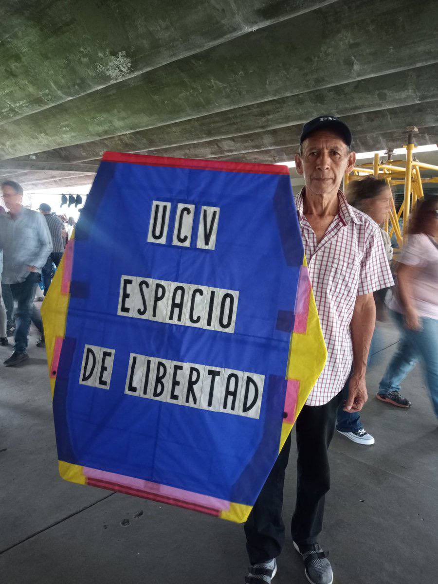 raymacaricatura's tweet photo. Venezolanos por el Mundo 🇻🇪🌎
#VenezuelaporelMundoRayma
.
Rafael Araujo, también conocido como el Señor del Papagayo, nació en Timotes, estado Mérida, Venezuela (1953).  #SeñorPapagayo *ABRO HILO* https://t.co/PvvmnogXuD