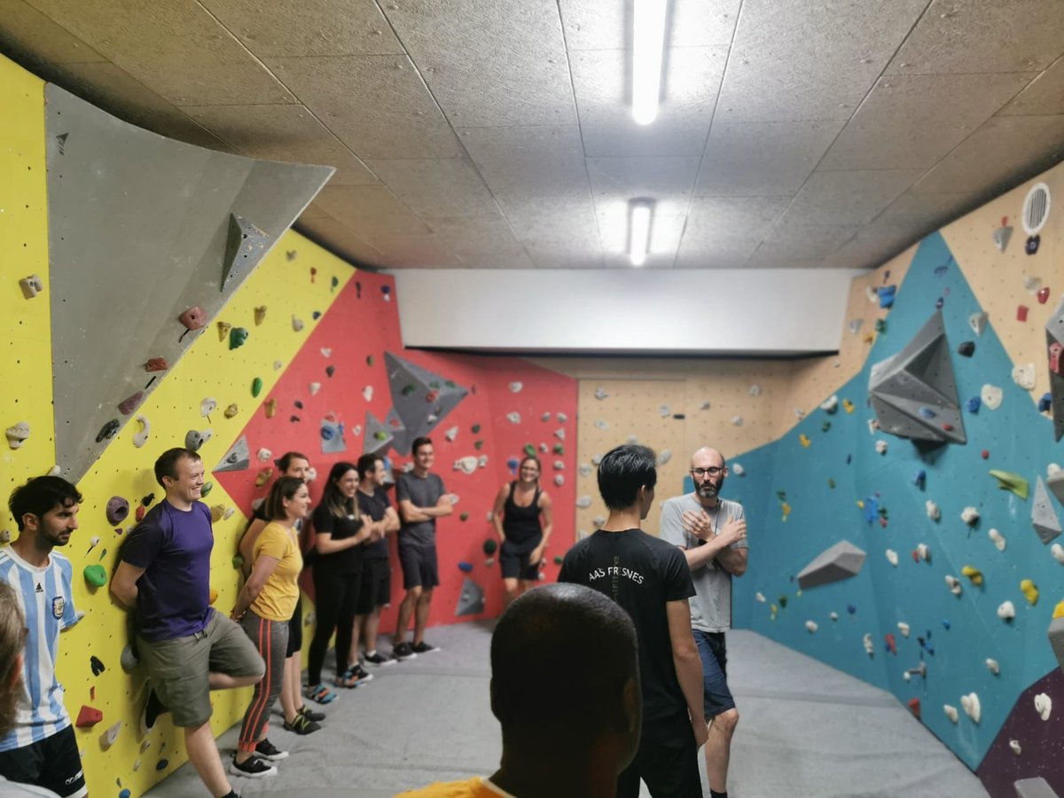 Hier, c’était soirée Coopt’ail chez Orness🍸
Un super moment passé avec nos ingénieurs et leurs invités entre escalade et apéro.🧗‍♀️
Rien de mieux pour discuter #informatique (et pas que), le tout en bonne humeur entre passionnés.🤩