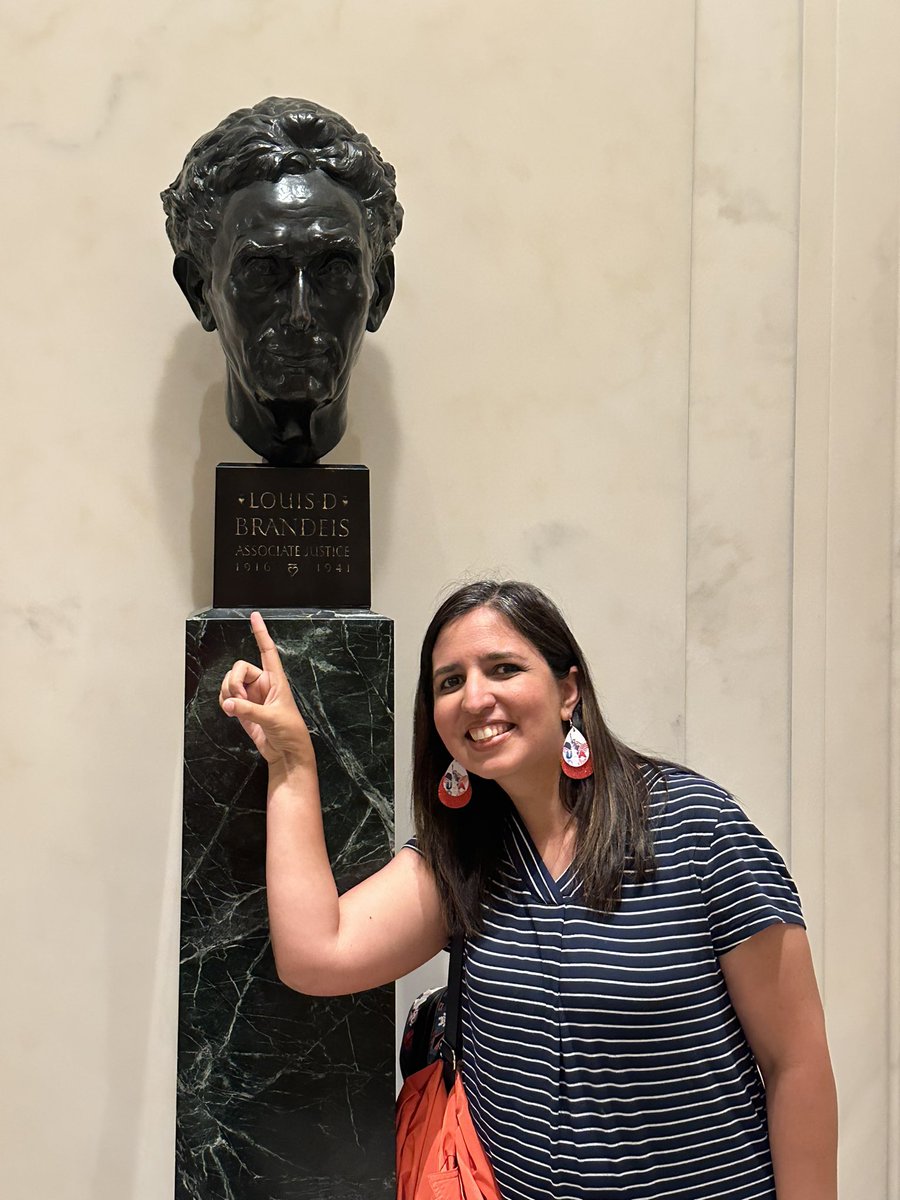 MrsHernandezBHS's tweet photo. Reppin the B in DC!! 🧡💙🐴 🫶🏽#SupremeCourt #DC #LouisD @NISDBrandeis @BrandeisSoc @geriberger08 #ReptheB https://t.co/hwIR1syDOw