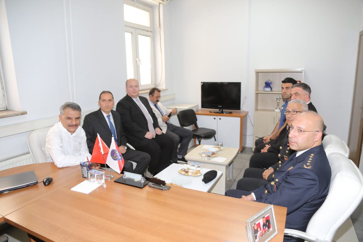 TunceliValiligi's tweet photo. Valimiz Sayın Mehmet Ali Özkan, İl Emniyet Müdürlüğümüzü ziyaret ederek kahraman polislerimizin bayramlarını tebrik etti.

📍Tunceli İl Emniyet Müdürlüğü

#Tunceli
Tunceli https://t.co/17ZM84CJfW