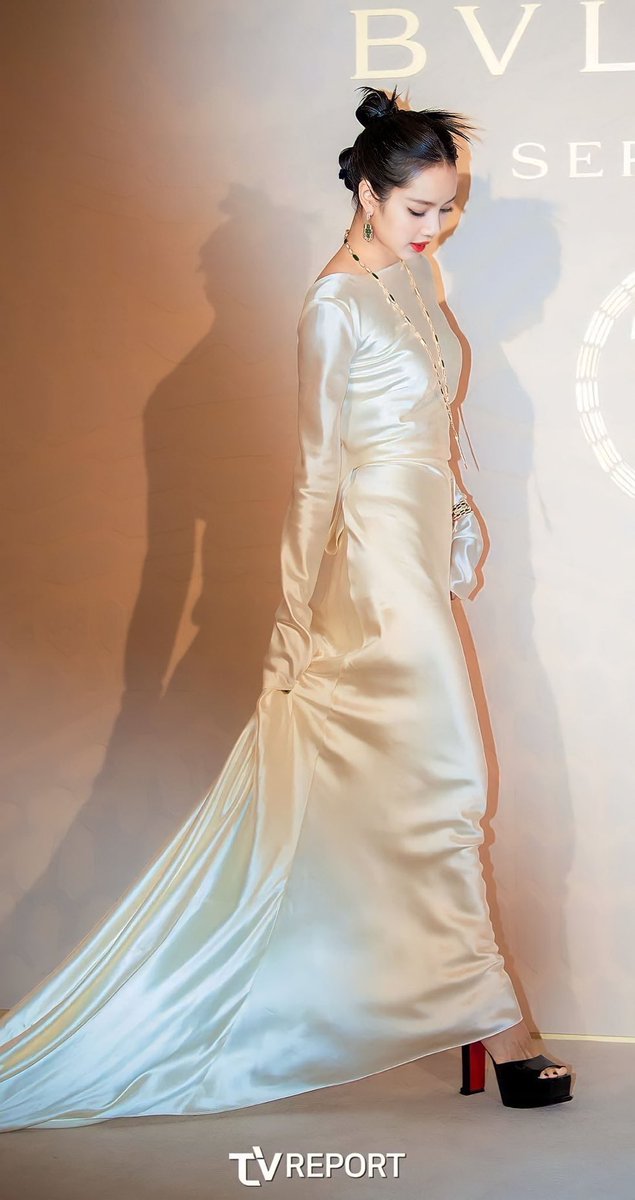 lalisahourIy's tweet photo. straight out of a princess book https://t.co/a7wzb7sDIG