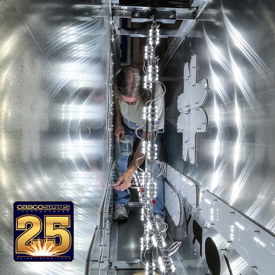 CascoSignsInc's tweet image. Gerry really gets into his work.
#signshoplife #signbusiness #monumentsign