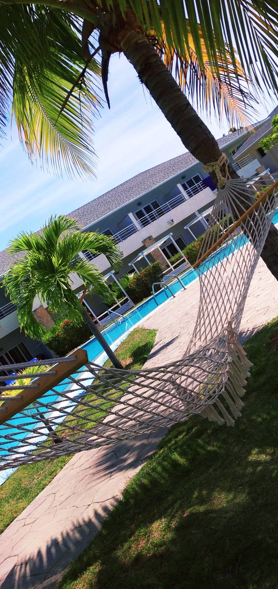 Let's just take a break in the middle of the week with a #royalservice #poolview and lying  on a beautiful HAMACA 🌴☀️ Should we go order a margarita first? 🍹🍸
ow.ly/rxzN50OZaaN
#MeliaCuba #ParadisusPrincesadelMar #ViveYPunto