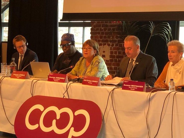 CoopAmericas's tweet photo. Nuestra presidenta @FernandezGCoop, al frente del Comité de Gobernanza de la @icacoop, explicó en la asamblea anual #ICAGA2023  los cambios estatutarios junto a @ArielGuarco y otras autoridades y asesores jurídicos de la ACI.

#Gobernanza #Cooperativas #IntegracionCoop https://t.co/eD6NvL9xfK