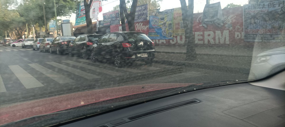 Una vez más y como Todos los días, mientras no multen a los negocios. Favor retirar auto de paso peatonal Calz. de las Bombas 573, Coapa, Campestre Coyoacán  @SSC_CDMX @Alcaldia_Coy @peatonesprimero @VigimoviCDMX @GobCDMX #TransitoGCDMX @OVIALCDMX @locatel_mx  @coylavoz