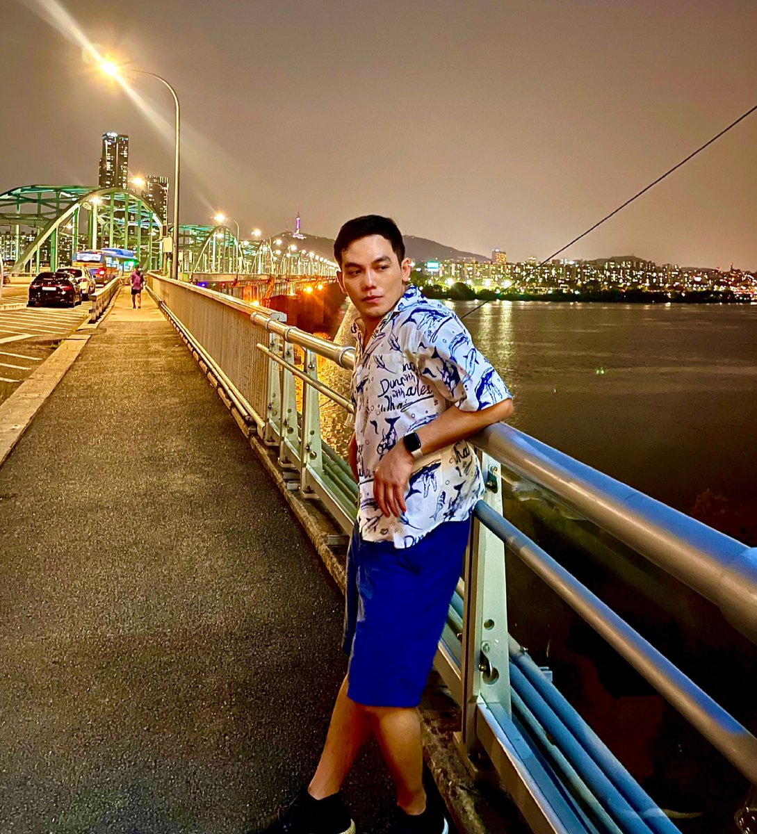 DrJames_007's tweet image. 🌉… เห็นไกลๆอยู่บนเขา คือ โซลทาวเวอร์ ในตอน 3 ทุ่ม … ฤดูใบไม้ผลิที่โซล เริ่มมืดตอน 2 ทุ่มกว่า ๆ… ริมแม่น้ำฮัน ลมเย็นสบายมากๆ ขาสั้นแขนสั้นเดินเล่นได้ทั้งวัน วันละเกือบสองหมื่นก้าว … ผู้คนมาเดินวิ่ง ริมน้ำมีที่ออกกำลังกาย และปิคนิค… ชอบอาการแบบนี้ … #spring2013 #seoul