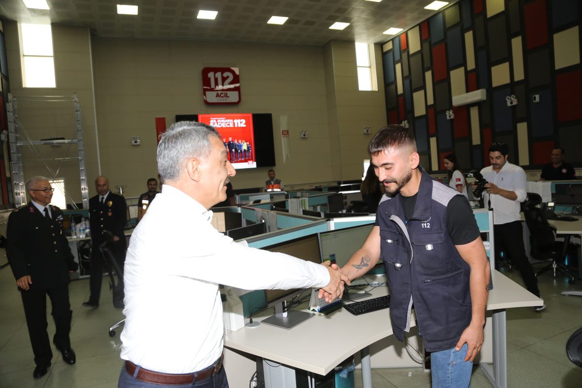 TunceliValiligi's tweet photo. Valimiz Sayın Mehmet Ali Özkan, 112 Acil Çağrı Merkezimizi ziyaret ederek görevi başındaki personelimizin bayramlarını tebrik etti.

📍112 Acil Çağrı Merkezi

#Tunceli
Tunceli https://t.co/fVxf7D9QwW