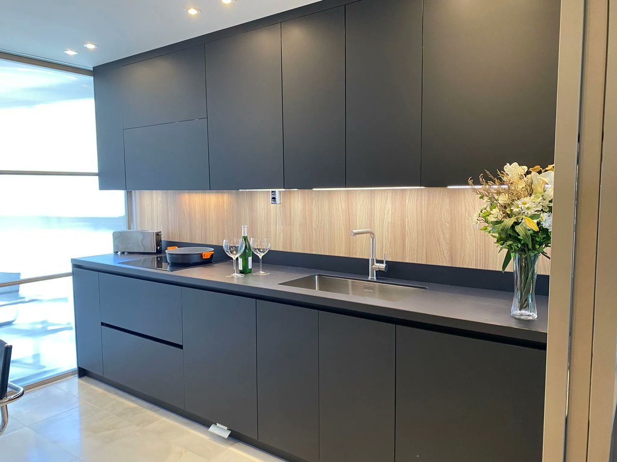 inkococinas's tweet photo. Openconcept visual entre cocina y salón, una corredera acristalada reticular une los espacios, dejando a la vista el bonito diseño de la zona culinaria.
#Inkococinas #INKOCOCINAS #cocinaamedida #cocinaydiseño
#mueblemural #styleandlining #styleandarchitecture #decoration https://t.co/WZRuEhjbsD