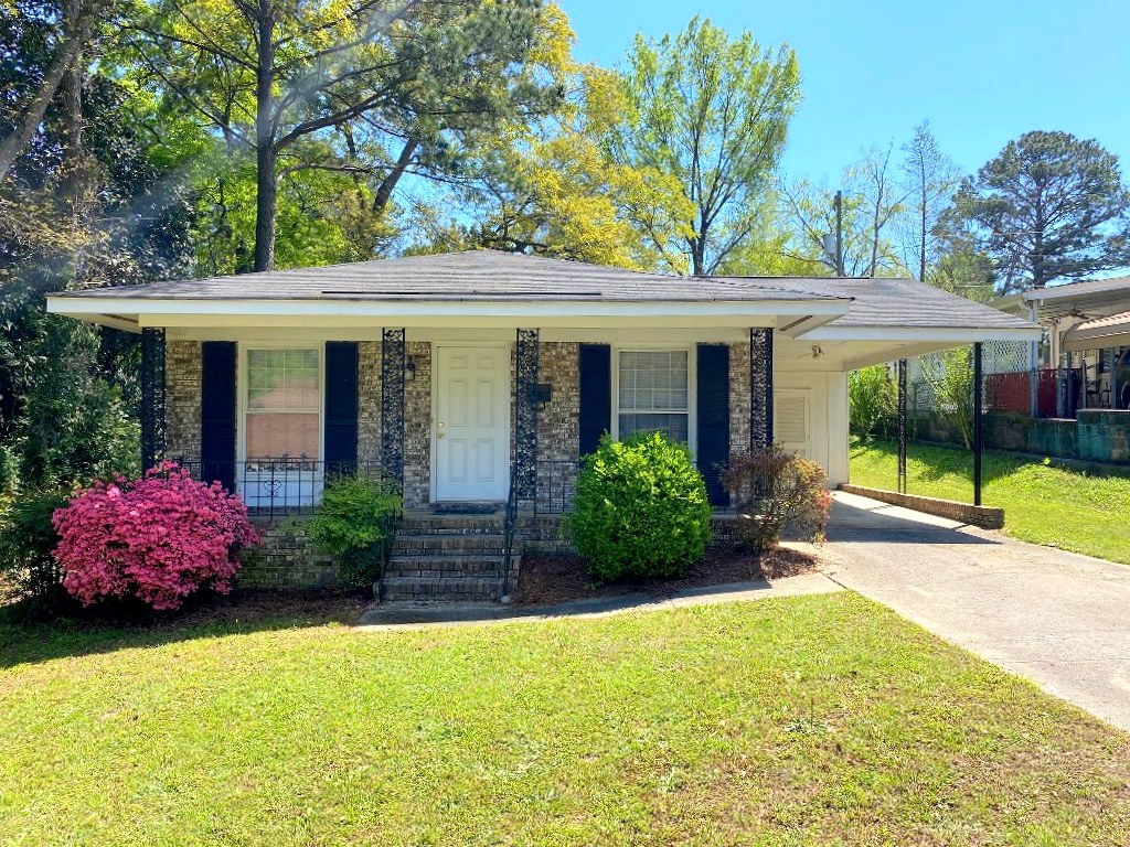 zurl.co/kR07 
🏡 Cayce, SC 29033. Clean 2-bed, 1-bath home with a home office. Located near I-77, I-26, and downtown. No pets, credit score above 600 preferred. Not set up for undergrad students. Don't miss out! #CayceSC #RentalProperty #HomeSweetHome