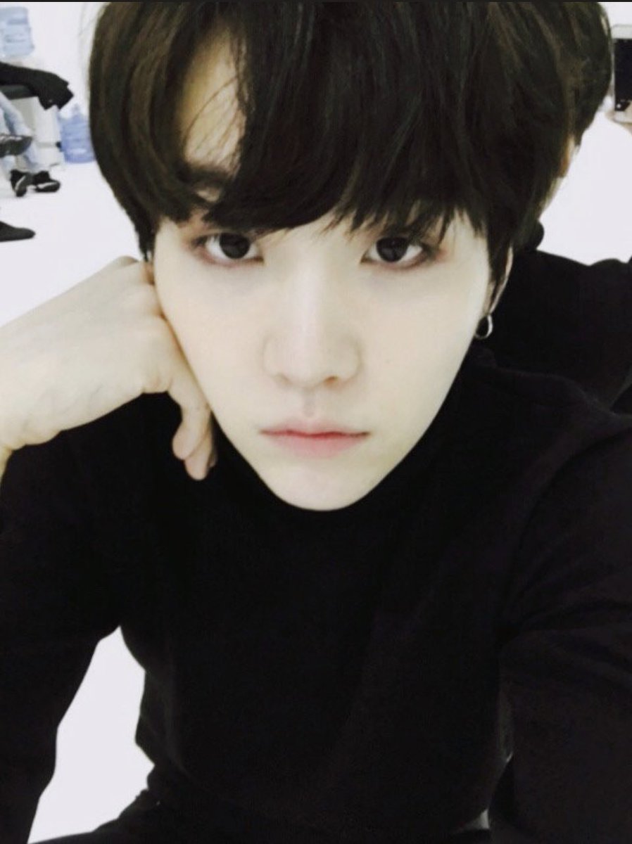 pere_bts's tweet photo. 민윤기 흑발 짧머가 얼마나 대단한줄 아냐
얘 얼굴 바뀌는것고 그렇고 씹발.. 존나 잘생김
내가지금 짧머 못본지 오억년이 지남 https://t.co/53sHufTMKr