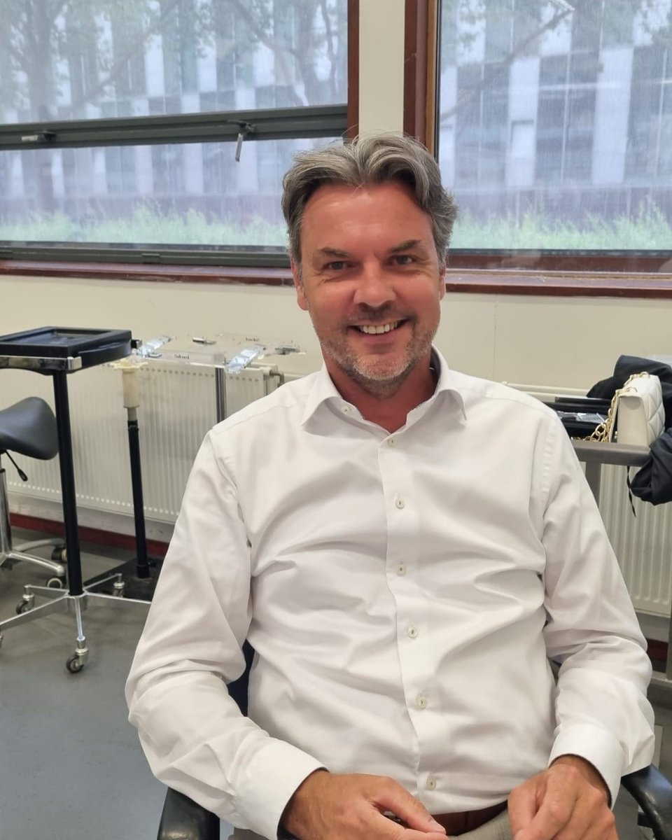 zadkine's tweet photo. Afgelopen week nam Jan Lokker van het College van Bestuur van Zadkine, plaats in de kappersstoel bij Ilse Verhoef, student Salonmanager. Als examenmodel! 

#zadkine #onderwijs #ditismbo #mborotterdam #rotterdam #rijnmond #mbostudie #haar #knippen #examen #salonmanager https://t.co/2tiQBJfcrZ