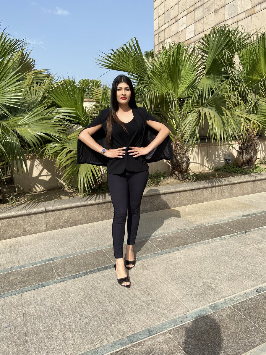 ushmatyagi's tweet photo. Back to #India-Back to #Workathon
#anchor for ONE PLUS
Flagoff of an expandable bus that transforms into experience zone & travels through North & South India
#holiday was #rejuvenating, returning to #work feels equally triumphant!
Let the triumph continue🎤
#ushmatyagi #oneplus https://t.co/OovWsZGM3S