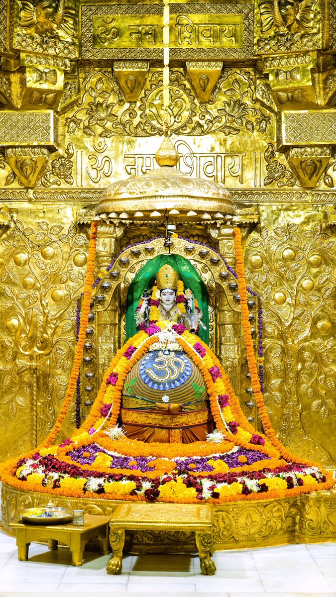 Somnath_Temple's tweet photo. श्री सोमनाथ महादेव मंदिर,
प्रथम ज्योतिर्लिंग - गुजरात (सौराष्ट्र)
दिनांकः 28 जून 2023, आषाढ शुक्ल दशमी - बुधवार
सायं शृंगार
06233287
#somnathmahadev
#somnathtemple
#shree_somnath_trust
#Parvati_maa_vastra_prasad
#Somnath_Vastra_Prasad
#Pratham_Jyotirling
#girsomnath
#mahadeva https://t.co/9tbjzS2hVK