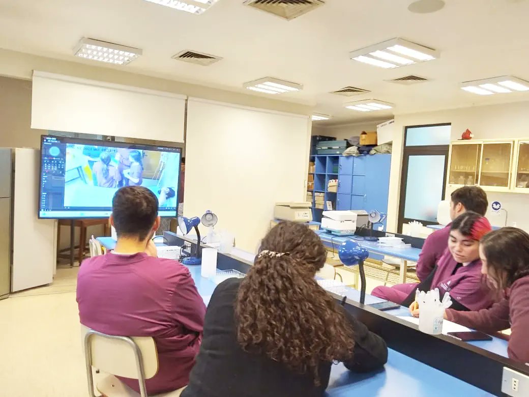 CsSaludUTalca's tweet photo. 👀🧐 Simulación clínica de Investigación de Reacciones Adversas a la Transfusión, en la sala de simulacion del laboratorio de Medicina Transfusional de la Escuela de #TMUTalca #TecnologíaMédicaUTalca
#CsSaludUTalca 🤓 @utalca https://t.co/TCS4KmTLt2
