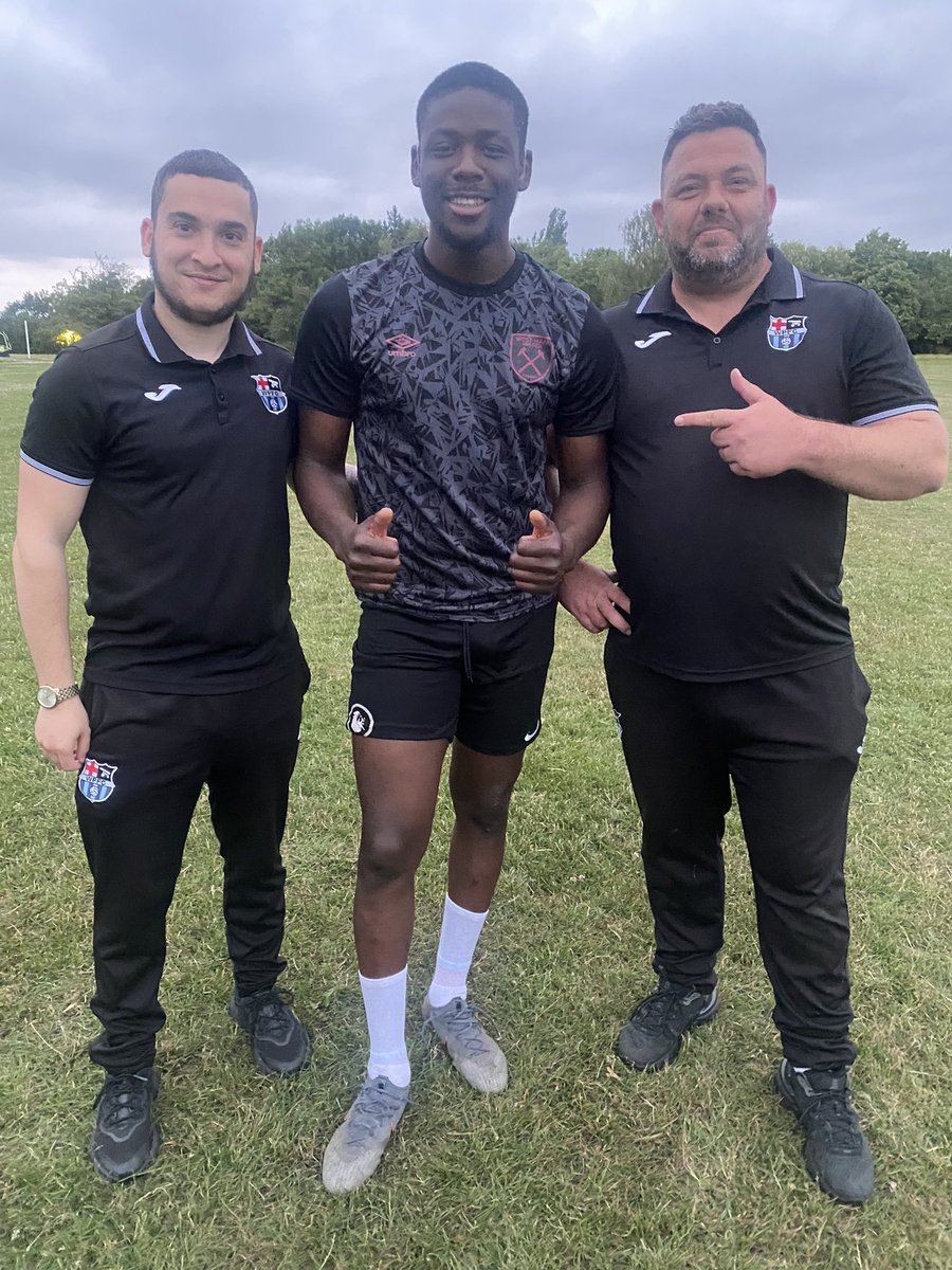 WellingParkFC's tweet image. 🗣️✍🏼: We are delighted to announce our new signing REM! @IntlRem 

International REM joins us after knowing the Gaffa from his spell at Holmesdale. Gaffa says “REM is a incredible player full of passion. Can’t wait to work with him again this season” 

@KCFL1516 #UTP 💙