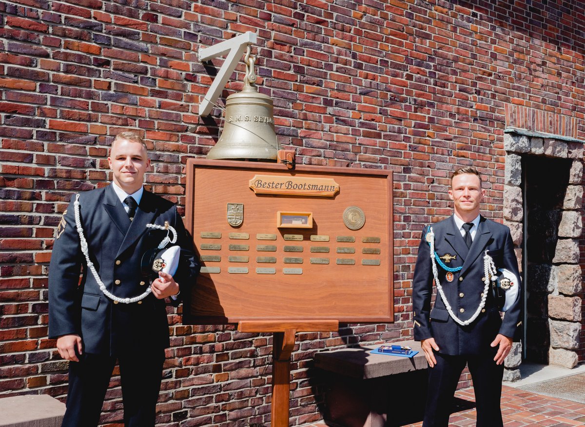 🎖️ Verleihung der 'Goldenen Bootsmannsmaatenpfeife' Gestern ehrten Staatssekretär @ThomasHitschler, @dmb_ev und 150 Marinekameraden Florian und Yannik für ihre Leistungen auf den Bootsmannslehrgängen. 👏🏻 📍#Marineehrenmal #Laboe bundeswehr.de/de/organisatio…