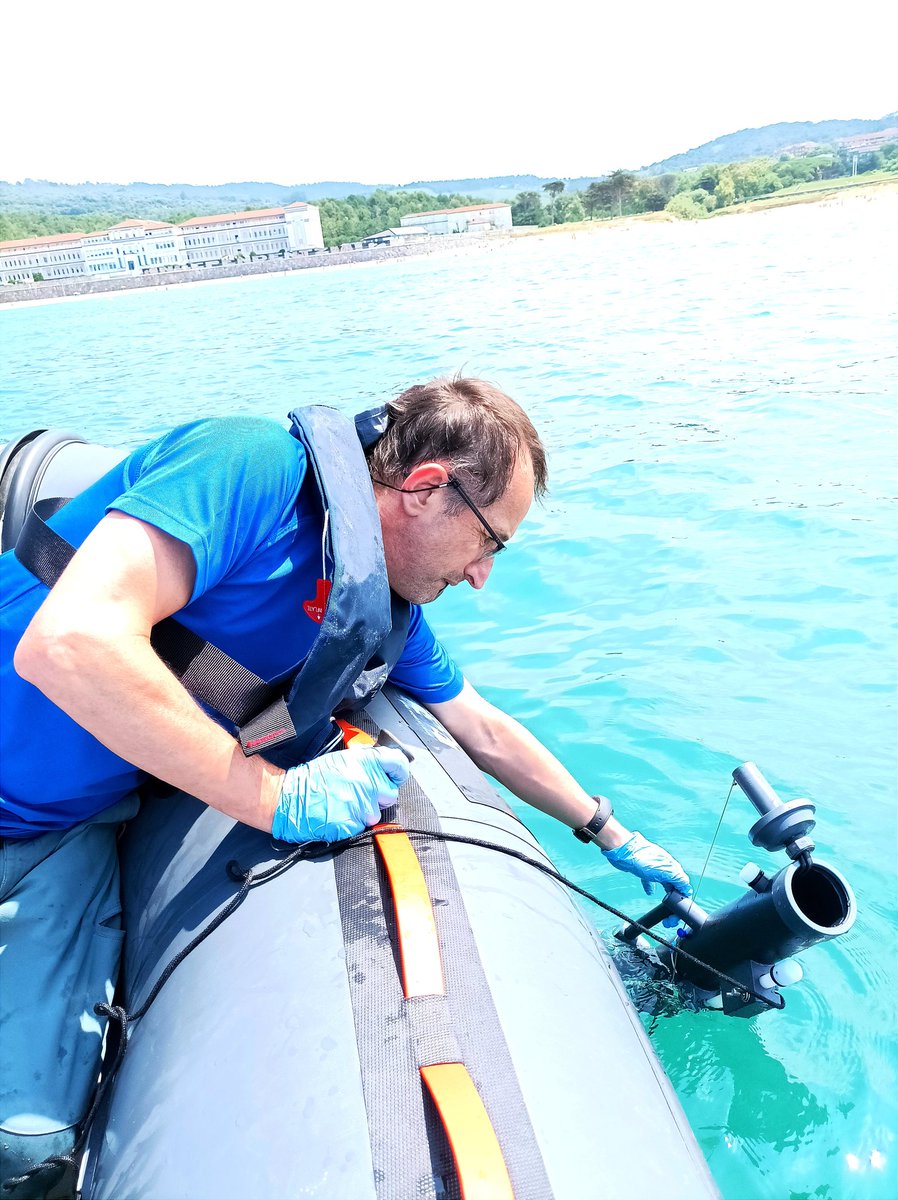 How do you call a bottle that is open both sides? It is not a tube...the turquoise colour IS just my camera. Water column sampling @pie_upvehu #hobe project, Plentzia Bay One Health Lighthouse, plugging in to #EMOBON @EMBRC_EU