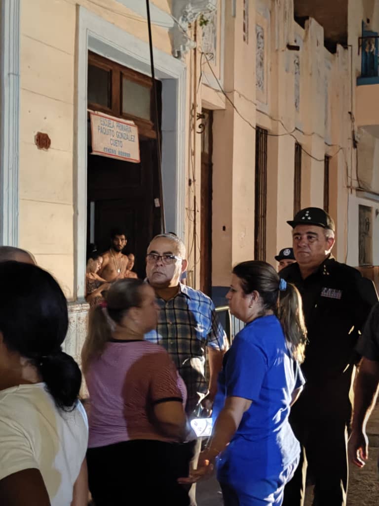 YanetHzP's tweet photo. Enviamos nuestras condolencias a familiares, amigos y allegados de los fallecidos esta madrugada en lamentable incendio ocurrido en una vivienda del municipio Centro Habana. 
El Gobierno y las autoridades de #LaHabanaDeTodos los acompaña en su dolor. https://t.co/DYe4fQzy6W