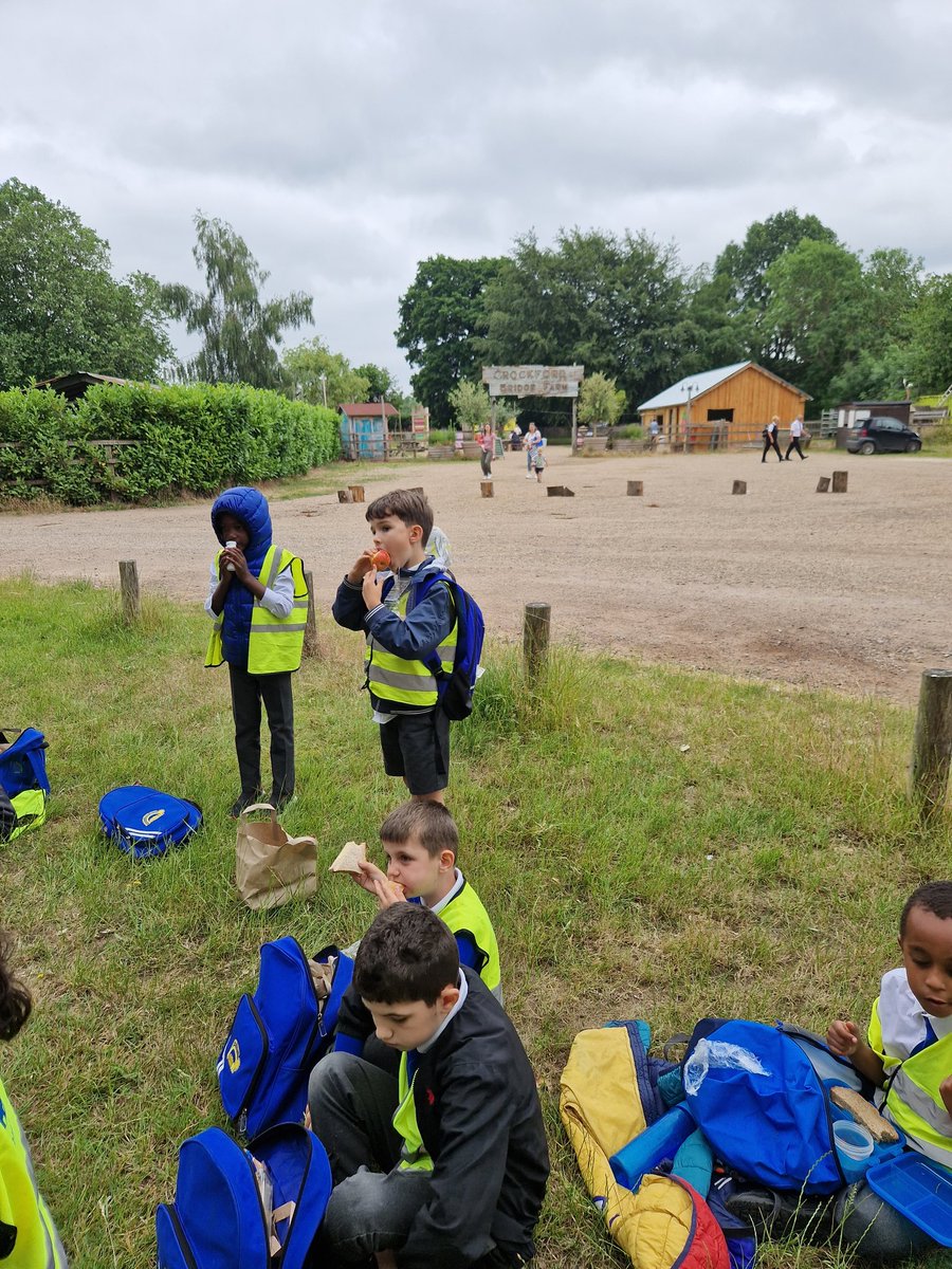 BevingtonRBKC's tweet image. Key Stage 1 arrived at the farm, had some lunch and spoke about what they were going to be picking! @crockfordfarm #Farming #learning #OutsideLearning