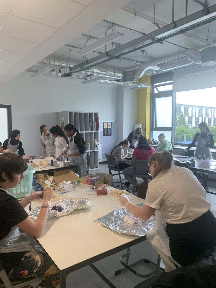 Miss Porter tweet media