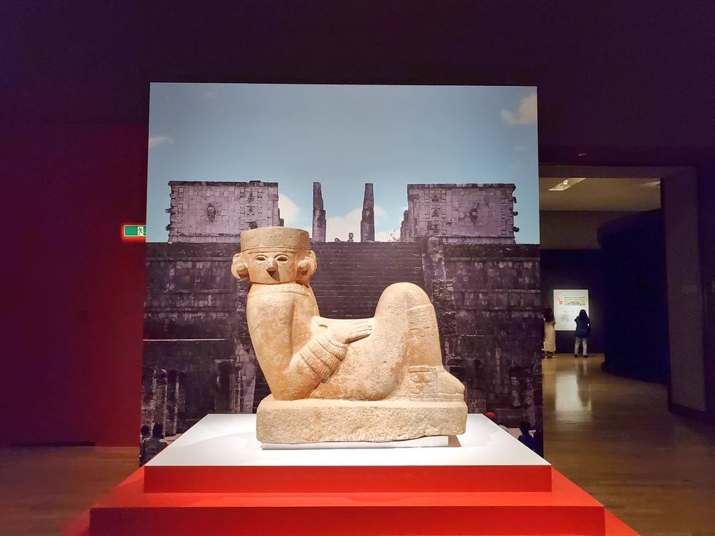 父が昔、メキシコ土産で買ってきてくれた本立て。実は生贄の心臓を置く台だった...
