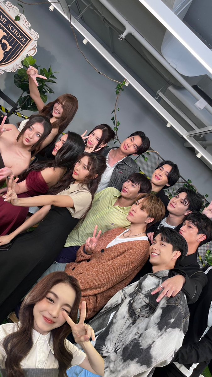 HomeSchoolGMMTV's tweet photo. คืนนี้เตรียมตัวให้พร้อม!!!!
เดี๋ยวเจอเลยกับแก๊งนักเรียน Home School

#HomeSchoolSeriesEP1
#GMMTV
@AtthaphanP @filmracha @dew_jsu @Hirunkit_ @janeeeyeh @Chimonac @kayavine @loverrukk  @view_benyapa @Prigkhing2 @IndyThanathat @aj__chayapol @JjChayakorn https://t.co/hRbtH6gh0C