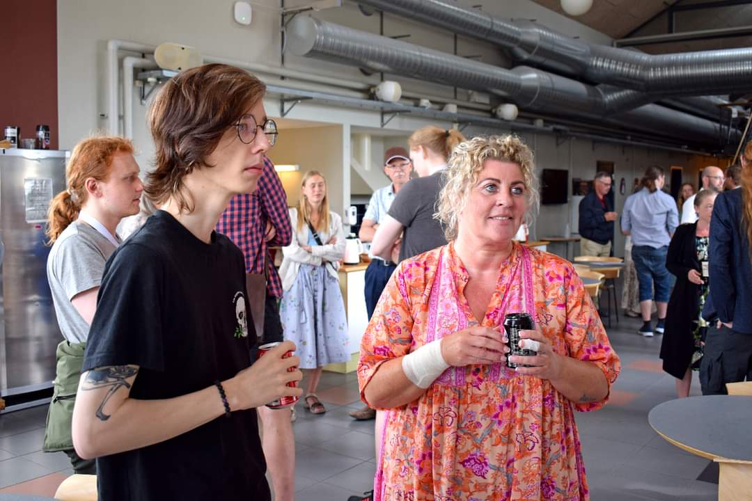 Lidt flere festlige billeder fra fredags da Multimediedesignerne årgang 2023 dimitterede! 🍸 Vi har også et billede af Erik som vandt årets @HKDanmark Legat, for at være en helt fantastisk studiekammerat!