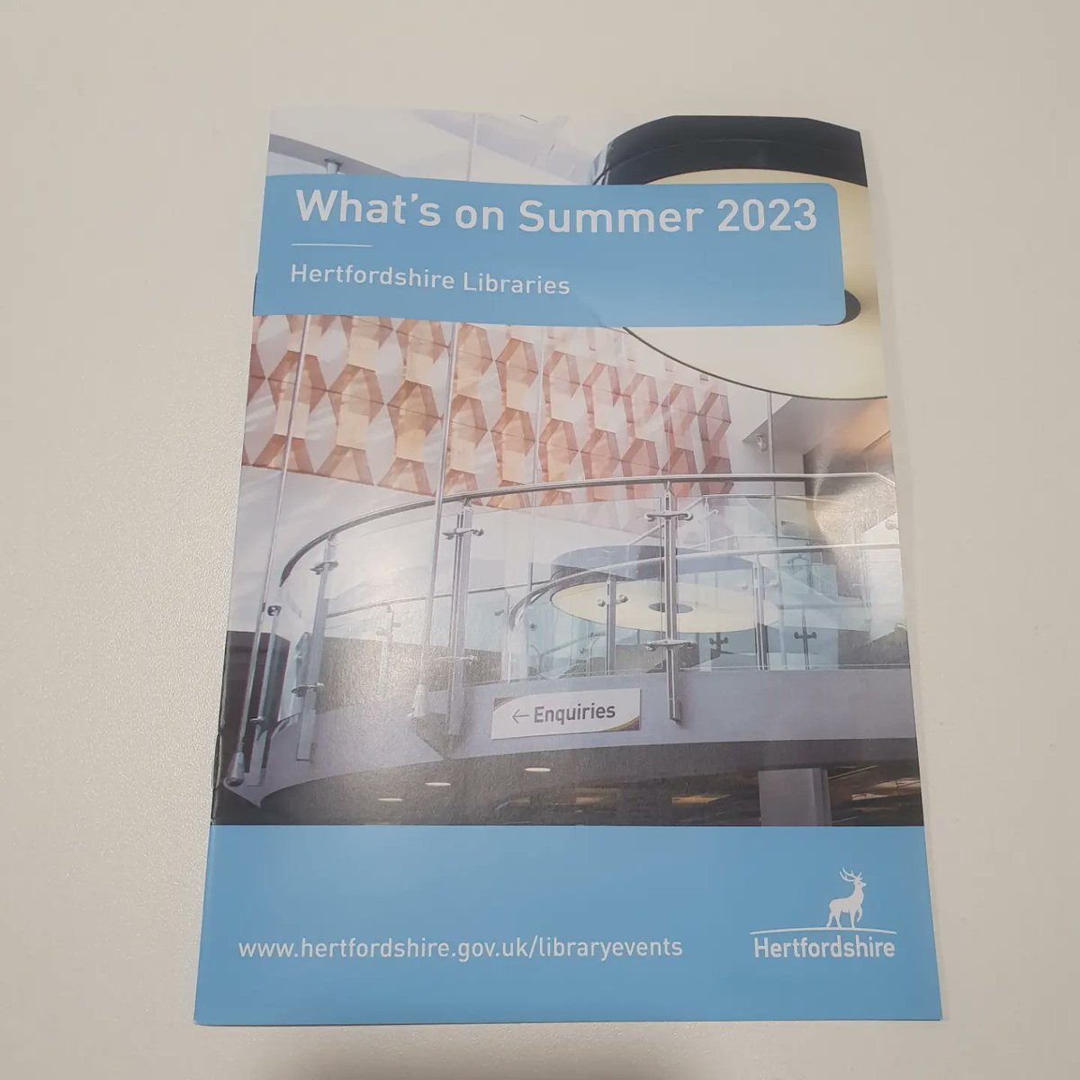 KnebCommLibrary's tweet photo. Want to find out what's going on this summer then pick up a leaflet from your local library packed with useful information including author events, artists in residence & the Summer Reading Challenge
#HertsLibraries #WhatsOn #Summer #SchoolHoliday #SummerReadingChallenge https://t.co/r9NYV448gK