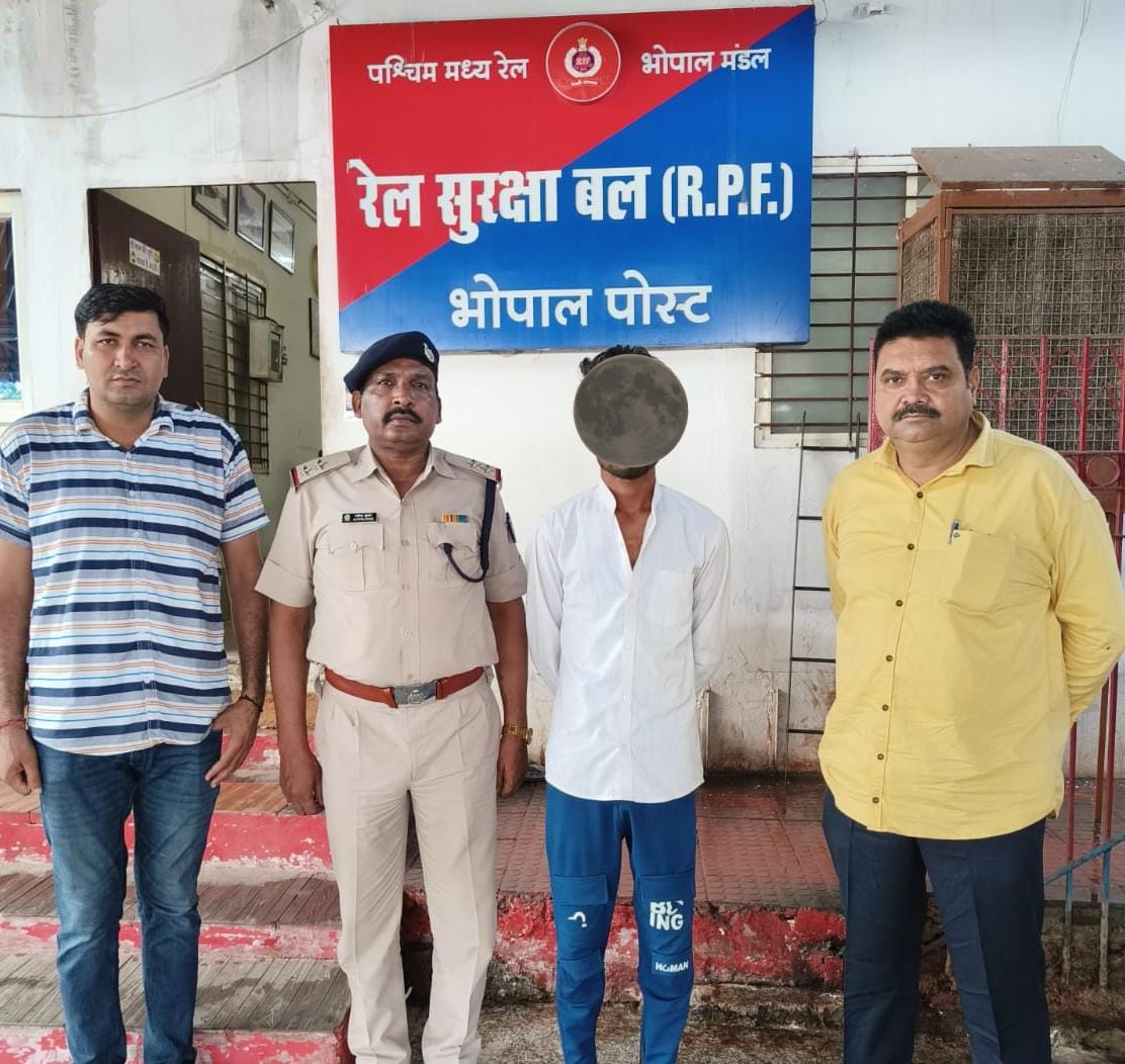 rpfwcrbpl's tweet photo. भोपाल मण्डल रेल सुरक्षा बल भोपाल स्टेशन  स्टाफ के द्वारा  दि 28.06.23 अप क्र 3353/2015, न्यायालय केस नंबर 17036/2015, अन्तगर्त धारा 141,144 रेलवे अधिनियम के स्थायी गिरफ्तारी वारंट आरोपी  का वारंट तामील किया गया । https://t.co/eDm2xFOT4v