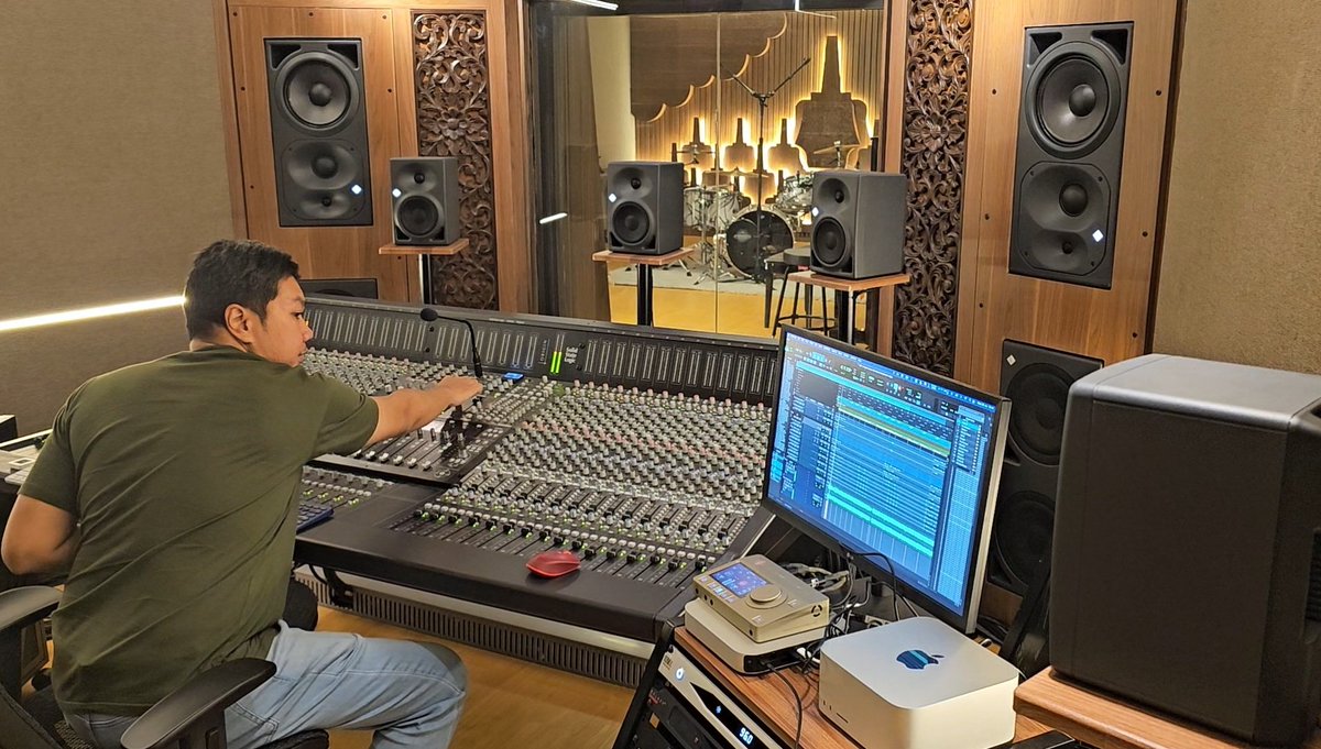 <a href="/akurizki/">Rizki Wahyudi</a> @rullyworotikan sedang ngeprint mixingan in the box single terbaru @roxx_official ke console SSL Origin + Fusion dan direkam balik melalui Neumann MT48, mantap...