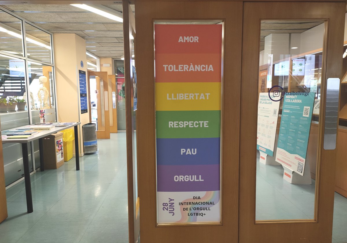 BibBellvitge's tweet photo. 🌈 Amb motiu de l'#Orgull2023 #LGBTIQ+ hem decorat la porta del CRAI Biblioteca del #CampusBellvitgeUB amb un cartell... 🖼️
I vet aquí que tot té el seu significat 🤓👇 https://t.co/cJd8ClNyEo