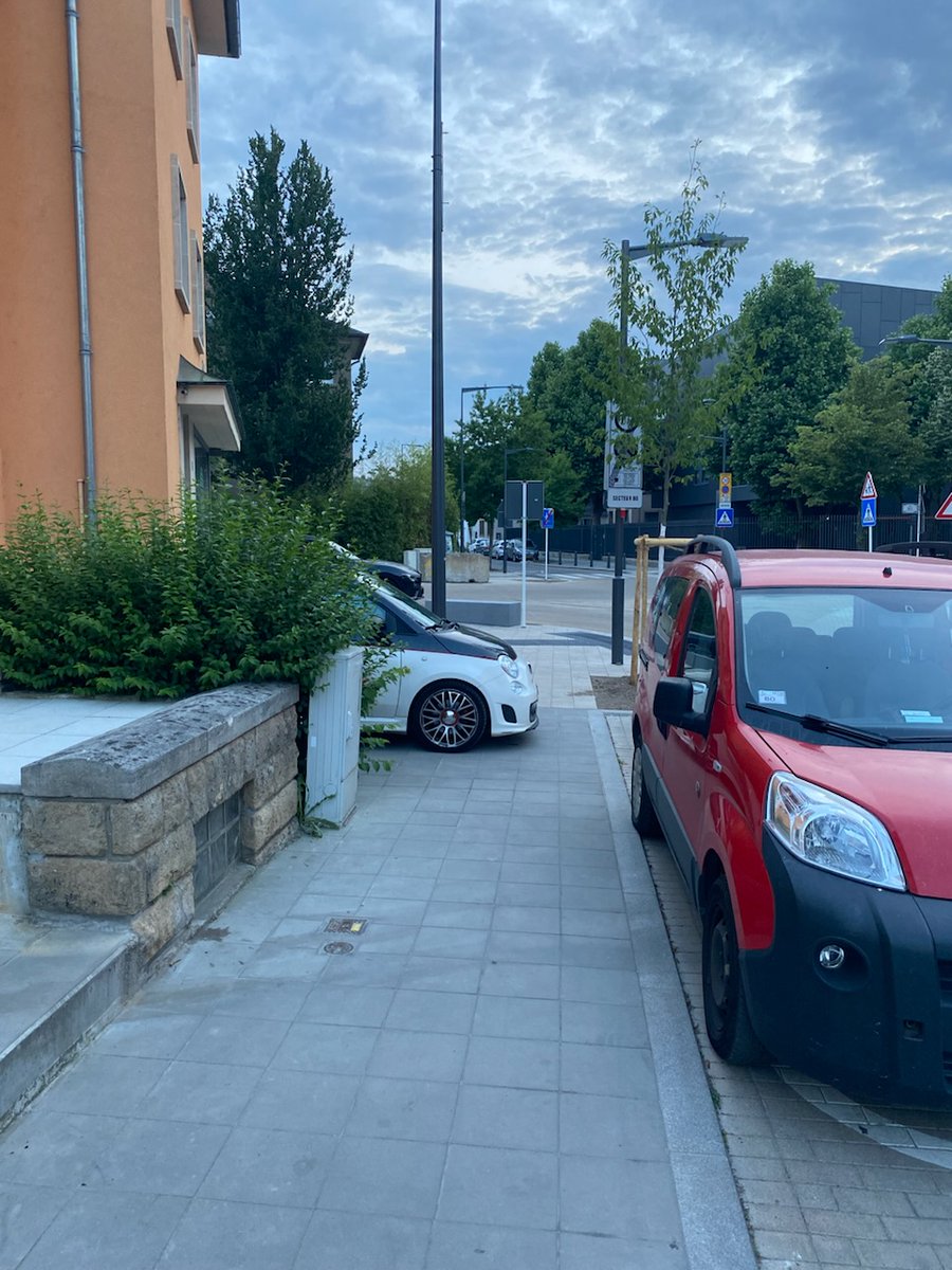 Nicht gerade freundlich, wie der Besitzer des Restaurants "Amicale" hier die Nachbarschaft dauerhaft terrorisiert, eher besonders rücksichtslos. Kommt wohl davon, dass Autofahrer seit Jahrzehnten <a href="/CityLuxembourg/">Ville de Luxembourg</a> einfach alles dürfen. <a href="/PoliceLux/">Police Luxembourg</a> #Verkehrswende #gcum #ruegellelux
