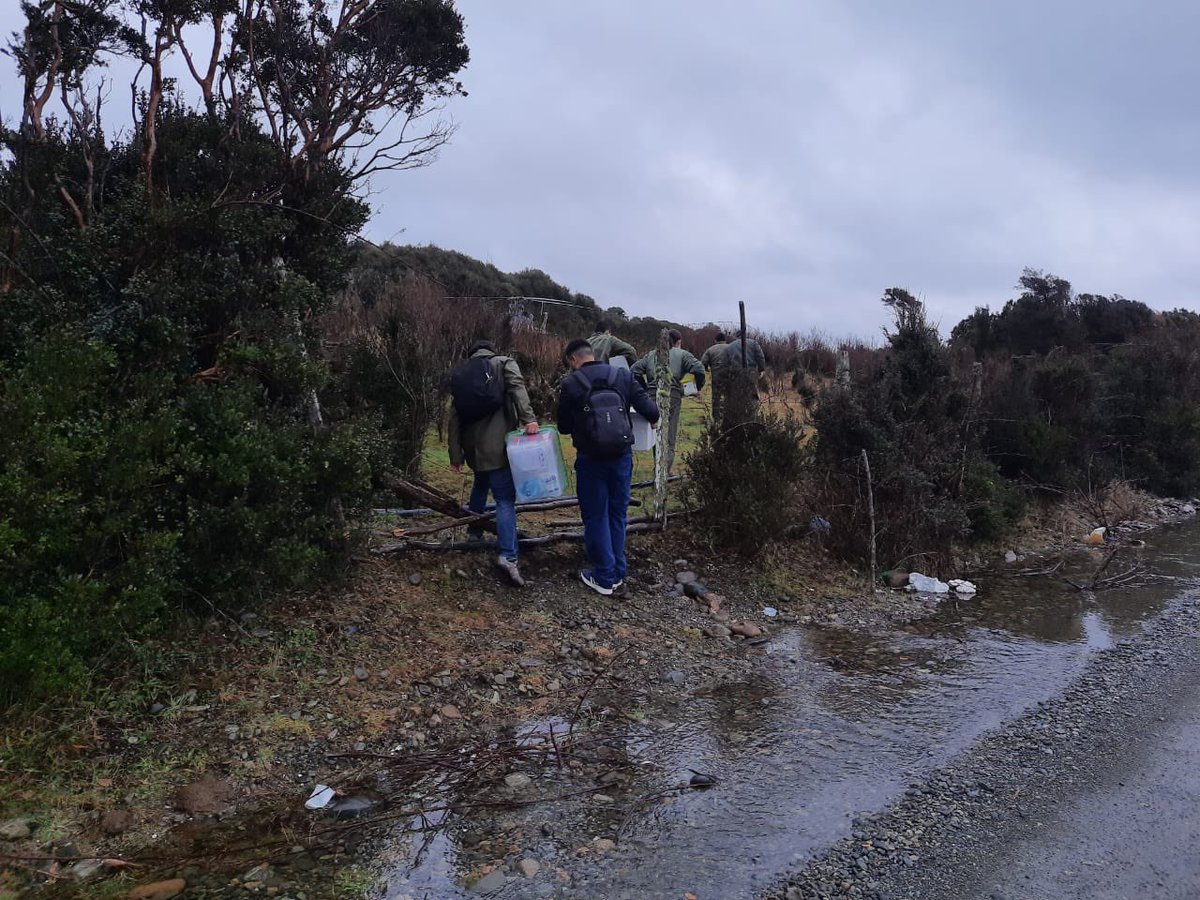 seremisalud10's tweet photo. 🔹Estuvimos en Chumelden, comuna de #Chaitén junto a @FACh_Chile y @SSDelReloncavi realizando operativo de vacunación contra #influenza #covid_19 y #neumo23 con el fin de acercar proceso de inmunización a la población que vive en zonas aisladas de nuestra región.
#CampañaInvierno https://t.co/MK18iyVrrv