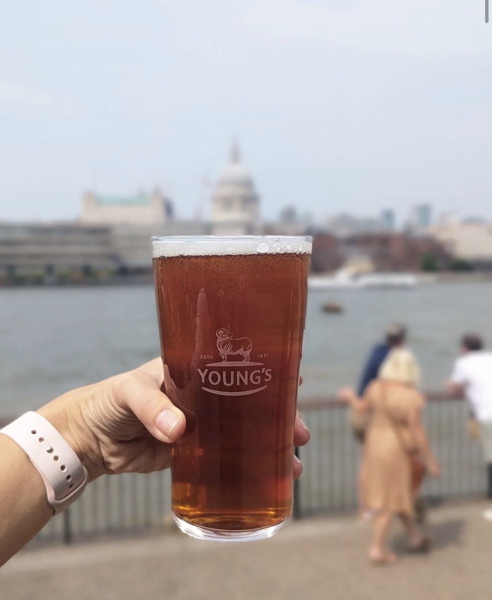 Looks good to me 🍺😍
•
•
#youngs #youngspubs #togetheratyoungs #youngsspecial #stpauls #london #londonpub #ale #southbank #bankside #foundersarms