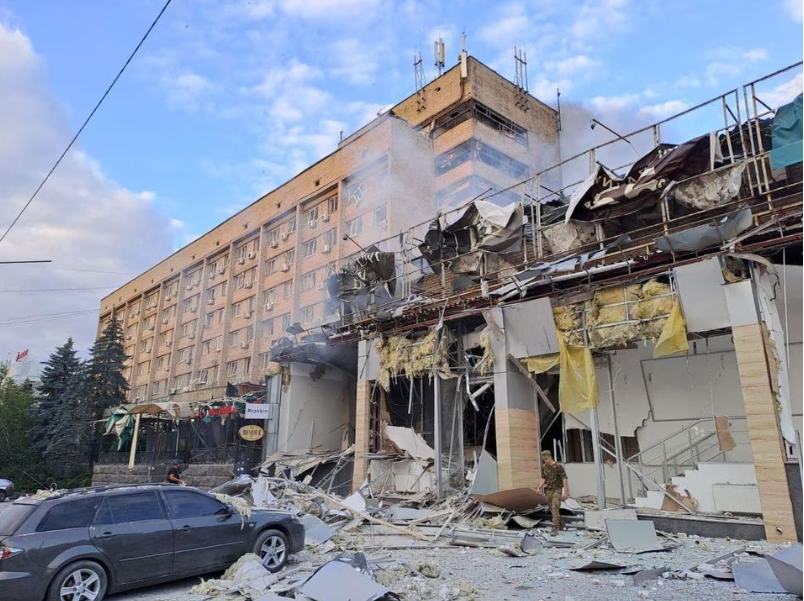 UNICEF_Italia's tweet image. Una pizzeria frequentata da famiglie, all'ora di cena, NON è un obiettivo bellico. 

I bambini NON sono un obiettivo bellico.

L'UNICEF esprime dolore e condanna per il bombardamento che ieri a #Kramatorsk 🇺🇦 ha mietuto 10 vittime, fra cui 3 adolescenti.

Children are #NotATarget