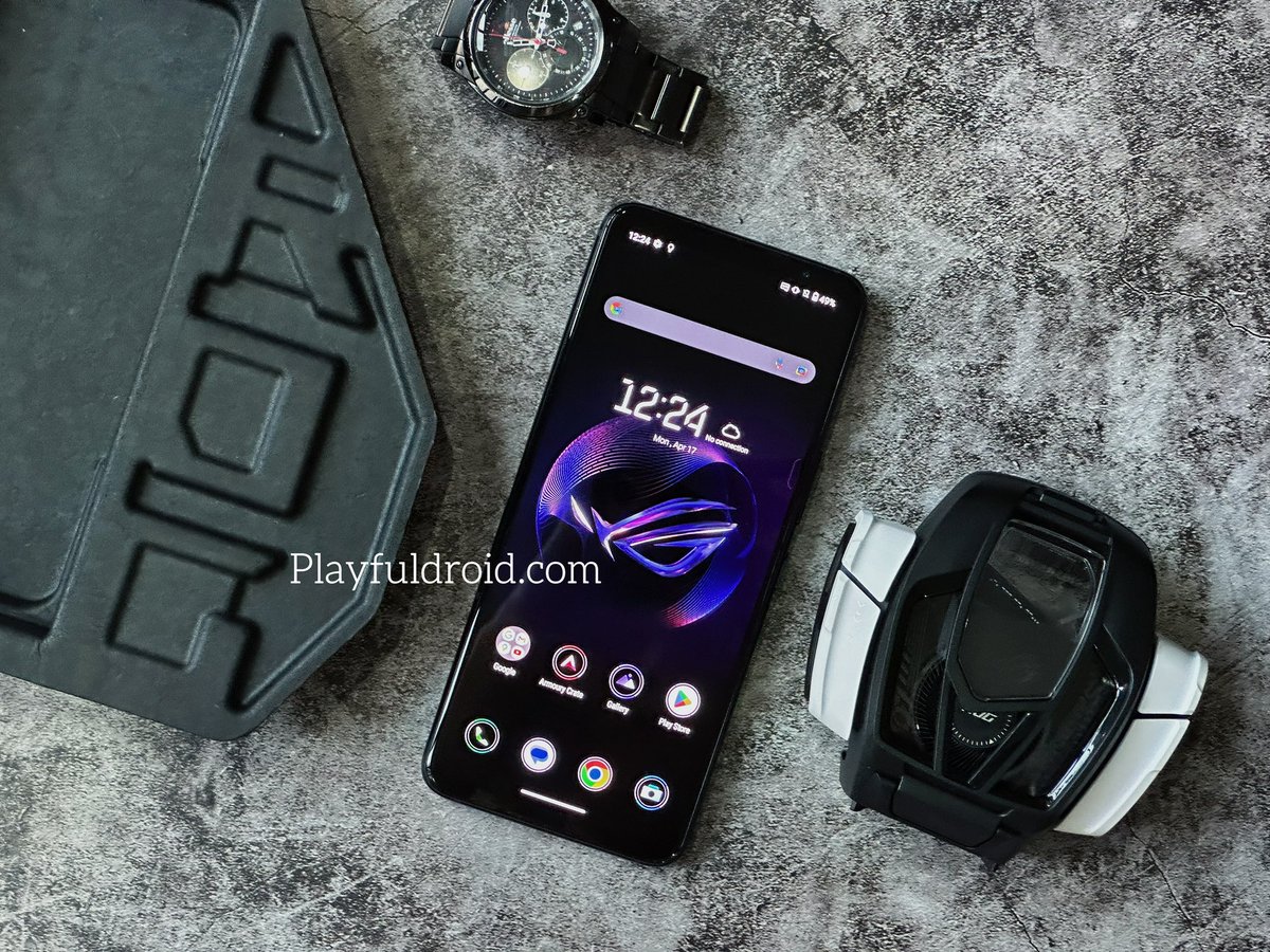 playfuldroid's tweet photo. Here’s our first look at the new ASUS ROG Phone 7 Ultimate in Storm White colourway 😍 

Full unboxing: https://t.co/RfN9PSwfMo 

#ROGPhone7Ultimate #ROGPhone7 #ROG https://t.co/fMOMBHDeOo