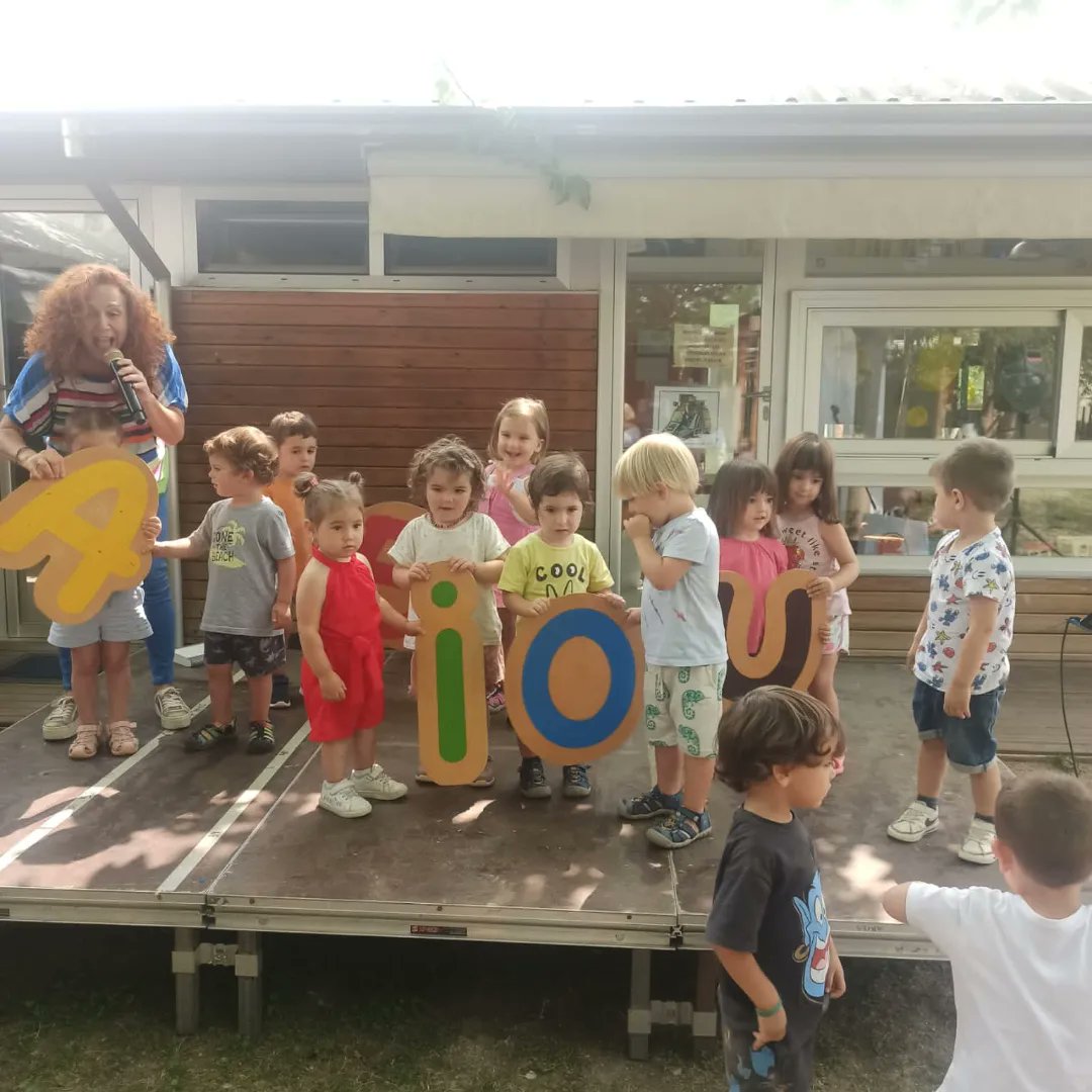 EMoixaines's tweet photo. Avui ha estat un matí molt especial i diferent a la nostra escola. La @damarisgelabert ens ha vingut a fer un concert que ha encantat a tots/es els infants!! Hem cantat i ballat un bon repertori de les seves cançons i tots junts hem gaudit molt! Gràcies @ampa.moixaines!! https://t.co/R76SWk3Ofm
