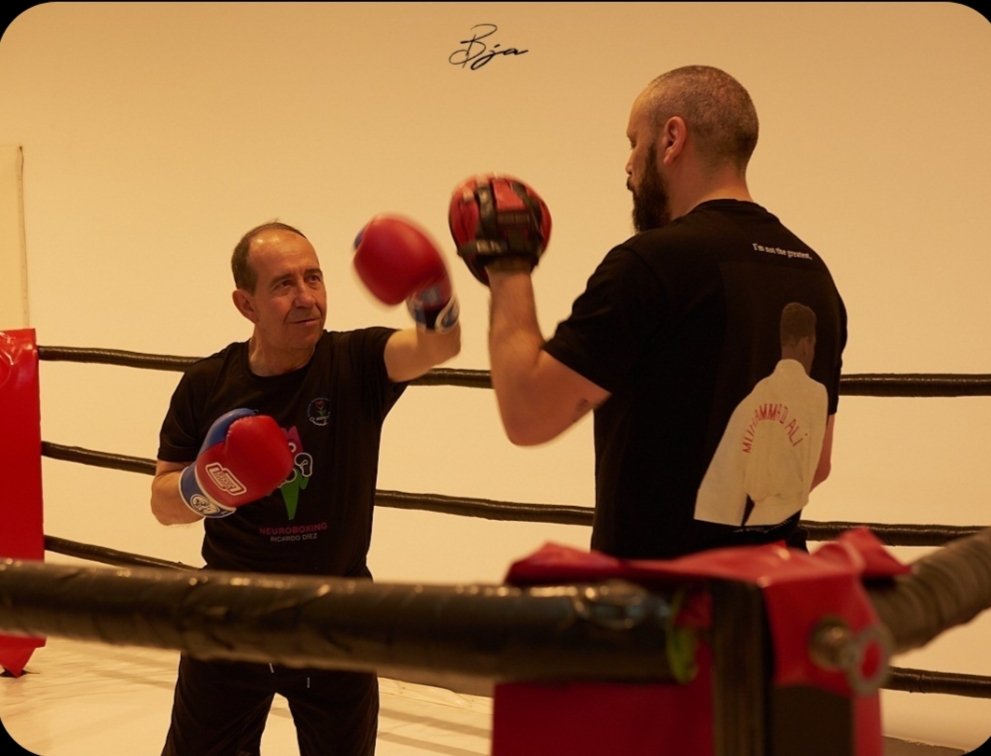 RicardoDiezbox's tweet photo. Día súper especial para mí, finaliza el curso de #NeuroBoxing y hemos entregado los diplomas acreditativos, muchas gracias a los alumnos y todo el personal de la asociación @ParkinsonGandia por confiar en mi trabajo!!! 🥊🥊 https://t.co/86V3hsK3gO