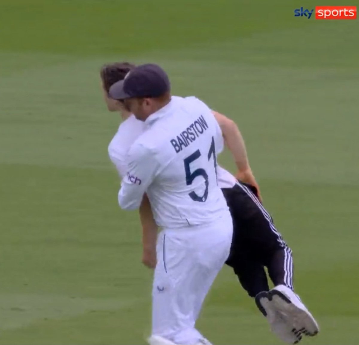 Gel_277's tweet photo. Hope @jbairstow21 put him down like how he celebrates a catch - ie chucked him high in the air &amp; let him bounce! Jonny Bairstow from #Yorkshire #HardAs https://t.co/djbBsTS1FK