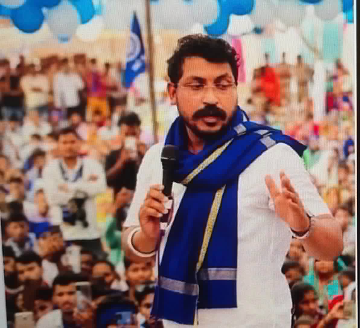 JaikyYadav16's tweet photo. कुछ धूर्त और मक्कार क़िस्म के लोग चंद्रशेखर आज़ाद को गोली लगने पर ख़ुशी मना रहे हैं। वो ख़ुशी मनाएँ भी क्यों न, जो कल तक उनके जूठे कप उठाने की औक़ात नहीं रखते थे वो आज उनके बराबर बैठकर चाय पी रहे हैं, ये बर्दाश्त नहीं होता। थोड़ी मानवता भी बचाए रखो, कुंठा से कुछ नहीं होगा अब। https://t.co/Zb9I2T1LxN