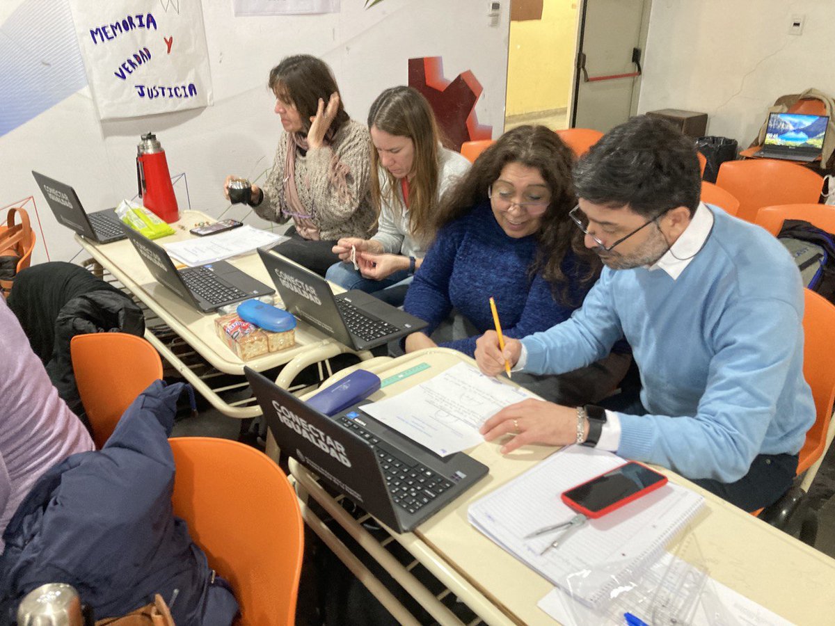 DTE_region01's tweet photo. Encuentro de núcleo del Plan Nacional de Inclusión Digital Educativa (PNIDE) que le da marco a la estrategia pedagógica del Programa Conectar Igualdad.
Trabajamos con docentes de Matemáticas y Prácticas del lenguaje .📱💻 @AlbertoSileoni @ClaudiaBracchi1 @salbarracin @DTE_BA https://t.co/GokFqxfXCT