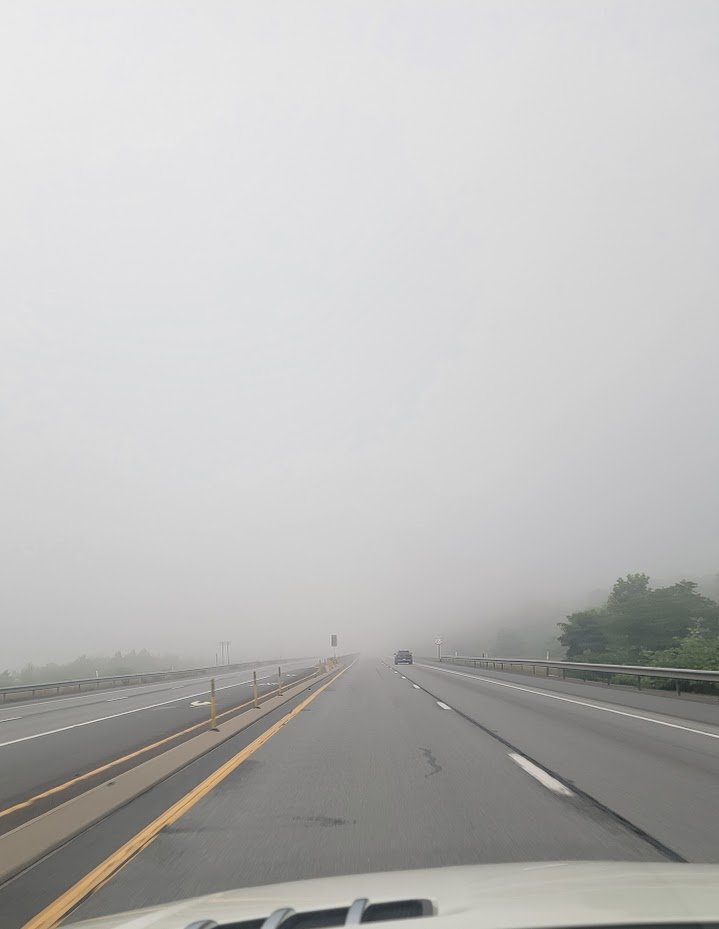 TechDivaDonna's tweet photo. Driving on Rt 22 this morning from Pittsburgh towards Johnstown PA, you can tell the #airquality is really bad. This section of the road right past Blairsville takes you up in elevation, but it doesn't seem like normal fog and has a burnt smell. #smoke #canada https://t.co/sqjc2lPfEg
